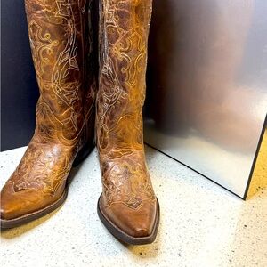 Laredo Women’s brown leather western boots brand new in box.